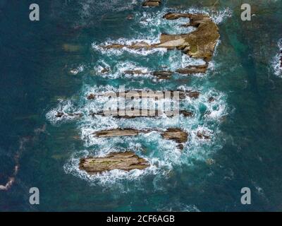 Creste di pietra in alto mare in tempesta giorno Foto Stock