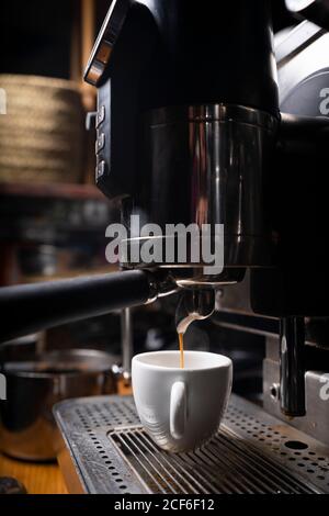 Barista il caffè utilizzando una macchina per il caffè Foto Stock