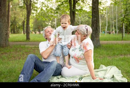 Felice coppia adulta anziana che ha fine settimana con il loro nipote Foto Stock