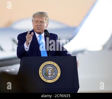 Latrobe, Stati Uniti. 03 settembre 2020. Il presidente Donald Trump si rivolge ai suoi sostenitori durante un raduno all’aeroporto regionale Arnold Palmer di Latrobe, Pennsylvania, giovedì 3 settembre 2020. Foto di Archie Carpenter/UPI Credit: UPI/Alamy Live News Foto Stock