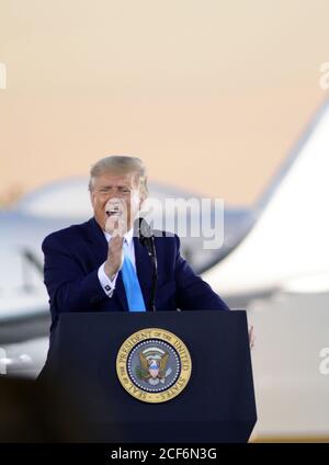 Latrobe, Stati Uniti. 03 settembre 2020. Il presidente Donald Trump si rivolge ai suoi sostenitori durante un raduno all’aeroporto regionale Arnold Palmer di Latrobe, Pennsylvania, giovedì 3 settembre 2020. Foto di Archie Carpenter/UPI Credit: UPI/Alamy Live News Foto Stock