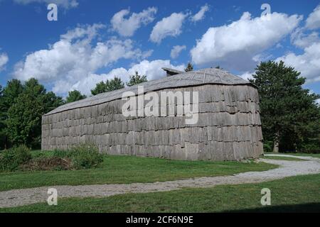 Halton, Canada - 3 settembre 2020: Un'autentica riproduzione di una casa di Iroquois fatta di corteccia di albero in un luogo dove un villaggio antico si trovava Foto Stock