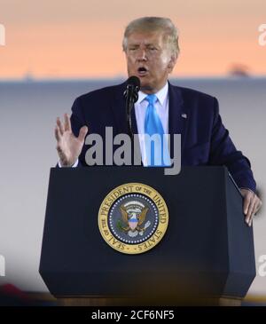 Latrobe, Stati Uniti. 03 settembre 2020. Il presidente Donald Trump si rivolge ai suoi sostenitori durante un raduno all’aeroporto regionale Arnold Palmer di Latrobe, Pennsylvania, giovedì 3 settembre 2020. Foto di Archie Carpenter/UPI Credit: UPI/Alamy Live News Foto Stock