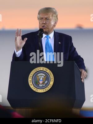 Latrobe, Stati Uniti. 03 settembre 2020. Il presidente Donald Trump si rivolge ai suoi sostenitori durante un raduno all’aeroporto regionale Arnold Palmer di Latrobe, Pennsylvania, giovedì 3 settembre 2020. Foto di Archie Carpenter/UPI Credit: UPI/Alamy Live News Foto Stock