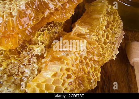 Giallo Miele e favo di miele fetta su un tavolo di legno Foto Stock