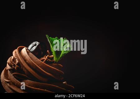 Deliziosi cupcake fatti in casa su sfondo rustico Foto Stock