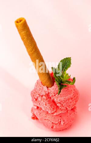 Sessole per gelato alla fragola con cialda Foto Stock