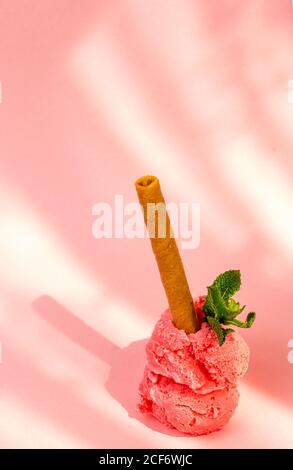 Sessole per gelato alla fragola con cialda Foto Stock