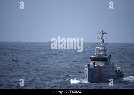 La nave navale ecuadoriana LAE Isla San Cristobal (LG 30) naviga verso il Cutter Bertholf della Guardia Costiera (WMSL 750) mentre conduce una pattuglia comune per individuare e scoraggiare la pesca illegale, non dichiarata e non regolamentata (IUU) nelle vicinanze delle isole Galapagos, agosto 28, 2020. Dal 25 al 29 agosto Bertholf ha pattugliato oltre 3,000 miglia nautiche quadrate di acque ecuadoriane e internazionali e ha condotto operazioni congiunte con la LAE Isla San Cristobal, fornendo una presenza e una sorveglianza persistenti dell'attività di pesca in tutta la regione. Foto della Guardia Costiera degli Stati Uniti. Foto Stock