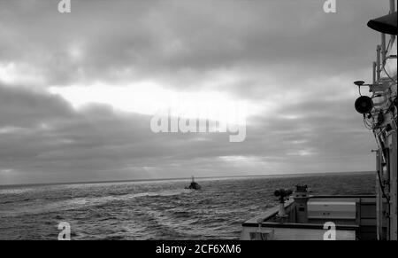 La nave navale ecuadoriana LAE Isla San Cristobal (LG 30) naviga lungo il Cutter Bertholf della Guardia Costiera (WMSL 750) mentre conduce una pattuglia comune per individuare e scoraggiare la pesca illegale, non dichiarata e non regolamentata (IUU) nelle vicinanze delle isole Galapagos, agosto 28, 2020. Dal 25 al 29 agosto Bertholf ha pattugliato oltre 3,000 miglia nautiche quadrate di acque ecuadoriane e internazionali e ha condotto operazioni congiunte con la LAE Isla San Cristobal, fornendo una presenza e una sorveglianza persistenti dell'attività di pesca in tutta la regione. Foto della Guardia Costiera degli Stati Uniti. Foto Stock