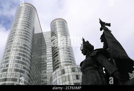 (200904) -- PARIGI, 4 settembre 2020 (Xinhua) -- gli edifici sono visti nella zona commerciale la Defense vicino a Parigi, Francia, 3 settembre 2020. Il governo francese intende mobilitare 100 miliardi di euro (118 miliardi di dollari) in un piano di ripresa 'di dimensioni storiche' per aiutare il paese a recuperare dalla crisi pandemica del coronavirus, ha annunciato il primo ministro Jean Castex giovedì. La transizione ecologica, la competitività e la coesione sociale sono stati identificati come i tre pilastri del piano denominato "rilancio della Francia", che Castex ha dichiarato "il più massiccio annunciato finora tra i principali paesi europei". (Xinhu Foto Stock