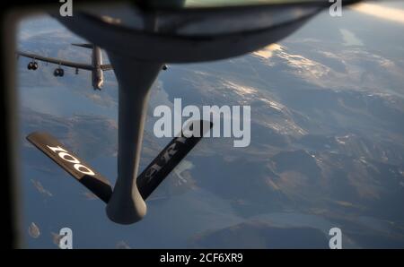 Una stratosfortress B-52 dalla 5th Bomb Wing, Minot Air Force base, North Dakota si avvicina a un KC-135 dalla 100th Air Refueling Wing, RAF Mildenhall, Inghilterra al largo della costa norvegese durante una missione bombardiere strategica il 2 settembre 2020. Missioni bombardiere come questa familiarizzano l'equipaggio con basi aeree, spazio aereo e operazioni in diversi comandi geografici. (STATI UNITI Air Force foto di staff Sgt. Matthew J. Wisher) Foto Stock