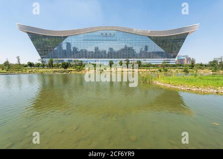 Chengdu, provincia di Sichuan, Cina - 26 agosto 2020 : edificio del Centro Globale del New Century che si riflette in un lago in una giornata di sole con cielo blu chiaro Foto Stock