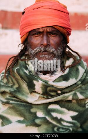 Varanasi, India - FEBBRAIO, 2018: Primo piano ritratto di serio indù alato maschio in turbante guardando la macchina fotografica Foto Stock