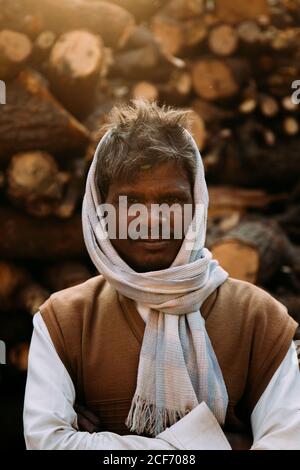 Varanasi, India - FEBBRAIO, 2018: Primo piano ritratto di gravi indù maschio in turbante guardando la macchina fotografica Foto Stock