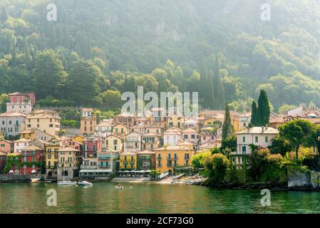 Vista mattutina sulla colorata città di Varenna sul Lago di Como in Italia. Architettura luminosa con edifici gialli. Foto Stock