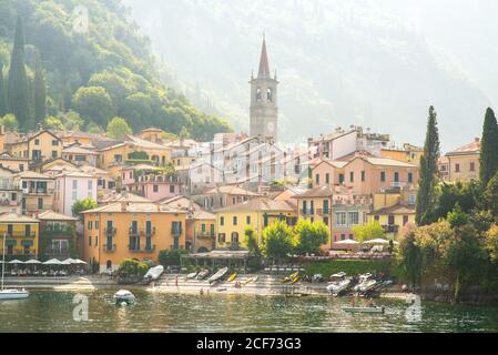 Vista mattutina sulla colorata città di Varenna sul Lago di Como in Italia. Architettura luminosa con edifici gialli. Foto Stock