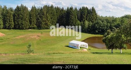 Tenda di nozze sulla riva di un villaggio stagno panoramico orizzontale Foto Stock