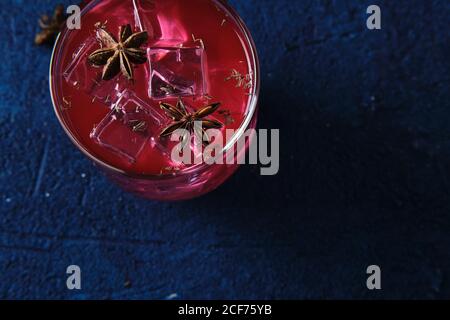 Delizioso cocktail rosso dall'alto Foto Stock
