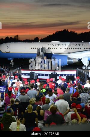 Latrobe, Stati Uniti. 03 settembre 2020. Il presidente Donald Trump si rivolge ai suoi sostenitori durante un raduno all’aeroporto regionale Arnold Palmer di Latrobe, Pennsylvania, giovedì 3 settembre 2020. Foto di Archie Carpenter/UPI Credit: UPI/Alamy Live News Foto Stock