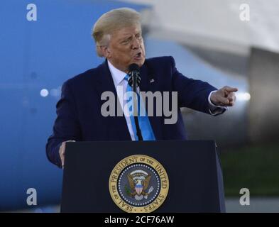 Latrobe, Stati Uniti. 03 settembre 2020. Il presidente Donald Trump si rivolge ai suoi sostenitori durante un raduno all’aeroporto regionale Arnold Palmer di Latrobe, Pennsylvania, giovedì 3 settembre 2020. Foto di Archie Carpenter/UPI Credit: UPI/Alamy Live News Foto Stock