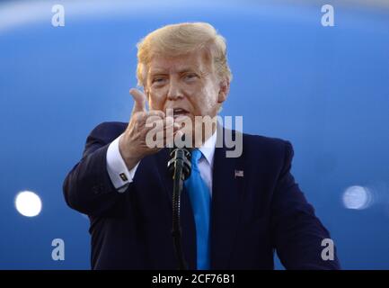 Latrobe, Stati Uniti. 03 settembre 2020. Il presidente Donald Trump si rivolge ai suoi sostenitori durante un raduno all’aeroporto regionale Arnold Palmer di Latrobe, Pennsylvania, giovedì 3 settembre 2020. Foto di Archie Carpenter/UPI Credit: UPI/Alamy Live News Foto Stock