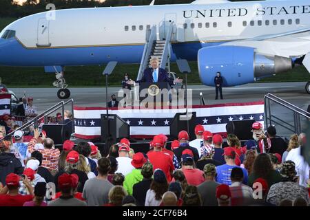 Latrobe, Stati Uniti. 03 settembre 2020. Il presidente Donald Trump si rivolge ai suoi sostenitori durante un raduno all’aeroporto regionale Arnold Palmer di Latrobe, Pennsylvania, giovedì 3 settembre 2020. Foto di Archie Carpenter/UPI Credit: UPI/Alamy Live News Foto Stock