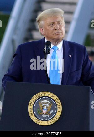 Latrobe, Stati Uniti. 03 settembre 2020. Il presidente Donald Trump si rivolge ai suoi sostenitori durante un raduno all’aeroporto regionale Arnold Palmer di Latrobe, Pennsylvania, giovedì 3 settembre 2020. Foto di Archie Carpenter/UPI Credit: UPI/Alamy Live News Foto Stock