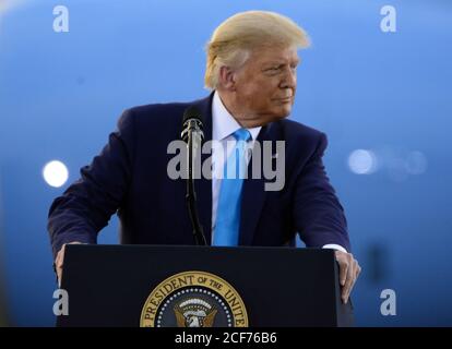 Latrobe, Stati Uniti. 03 settembre 2020. Il presidente Donald Trump si rivolge ai suoi sostenitori durante un raduno all’aeroporto regionale Arnold Palmer di Latrobe, Pennsylvania, giovedì 3 settembre 2020. Foto di Archie Carpenter/UPI Credit: UPI/Alamy Live News Foto Stock