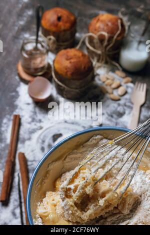 Ingredienti per la ricetta della torta di Natale su tavola in polvere con farina Foto Stock