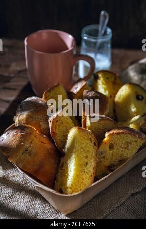 Vassoio con pezzi di panettone fatto in casa Foto Stock