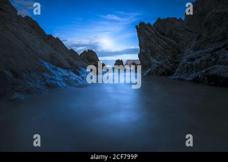 Mare tempestoso in un giorno nuvoloso in Spagna Foto Stock