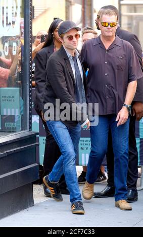 Manhattan, Stati Uniti d'America. 10 agosto 2017. NEW YORK, NY - AGOSTO 10: Robert Pattinson entra nel programma 'AOL Build' presso gli AOL Studios il 10 Agosto 2017 a New York City. Persone: Robert Pattinson Credit: Storms Media Group/Alamy Live News Foto Stock