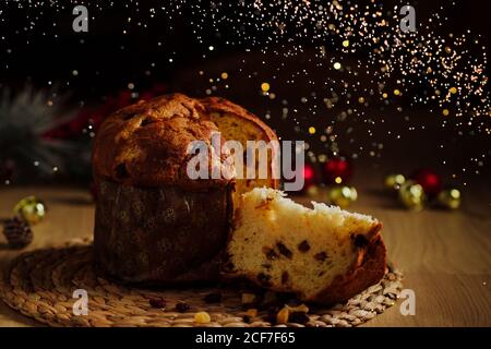 Panettone - torta di Natale tradizionale italiana e leghs di Natale Foto Stock