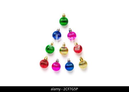 Albero di Natale creativo fatto di decorazione colorata bauble e stella dorata isolato su sfondo bianco. Buon natale, felice anno nuovo concetto. Piatto Foto Stock