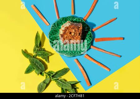 Gustoso e salutare spuntino di carota con pane e salsa Foto Stock