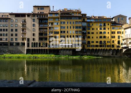 Foto in primo piano di colorati edifici di appartamenti sulla riva del fiume A Firenze Foto Stock