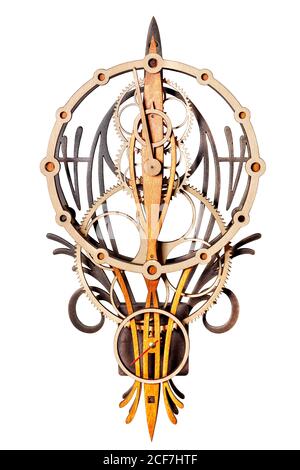 Bell'orologio da parete in legno fatto a mano con attrezzi in legno sotto forma di elementi scolpiti, isolato su uno sfondo bianco. Foto Stock
