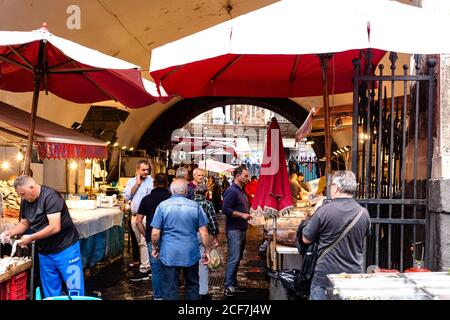 CATANIA, SICILIA, ITALIA - 15 ottobre 2016: Bancarelle alimentari, acquirenti e persone che vogliono scegliere al mercato alimentare di Catania, Sicilia, Italia Foto Stock