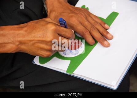 Primo piano del disegno di artisti di strada utilizzando strumenti speciali a Pechino, Cina Foto Stock