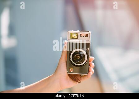 Donna che cattura momenti scattando foto con la fotocamera Foto Stock