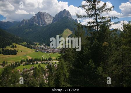 Veduta aerea estiva del villaggio montano Vigo di Fassa in Val di Fassa, Trentino Alto Adige, Italia Foto Stock