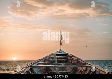 Vecchia barca che galleggia in mare Foto Stock