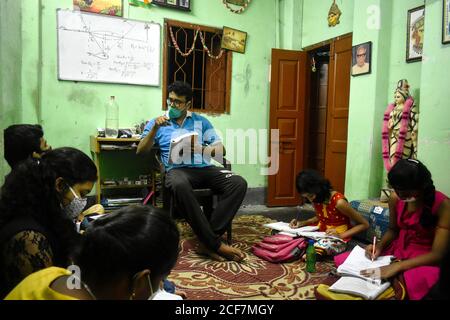 Kolkata, India. 03 settembre 2020. Koustav Kanjilal, insegnante di matematica che ha tenuto la classe di matematica nel suo centro di insegnamento durante la fase di sblocco 4.0 a Kolkata. Per la pandemia di Covid-19, le scuole sono chiuse, ma gli studenti che fanno lezioni online, prendendo lezioni private e mantenendo tutte le norme di sicurezza. (Foto di Sudipta Das/Pacific Press) Credit: Pacific Press Media Production Corp./Alamy Live News Foto Stock