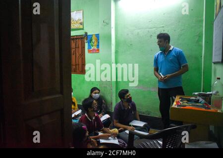 Kolkata, India. 03 settembre 2020. Koustav Kanjilal, insegnante di matematica che ha tenuto la classe di matematica nel suo centro di insegnamento durante la fase di sblocco 4.0 a Kolkata. Per la pandemia di Covid-19, le scuole sono chiuse, ma gli studenti che fanno lezioni online, prendendo lezioni private e mantenendo tutte le norme di sicurezza. (Foto di Sudipta Das/Pacific Press) Credit: Pacific Press Media Production Corp./Alamy Live News Foto Stock