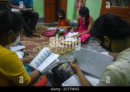 Kolkata, India. 03 settembre 2020. I bambini indossano maschere e svolgono lezioni di matematica all'interno di un centro di insegnamento privato a Kolkata. (Foto di Sudipta Das/Pacific Press) Credit: Pacific Press Media Production Corp./Alamy Live News Foto Stock