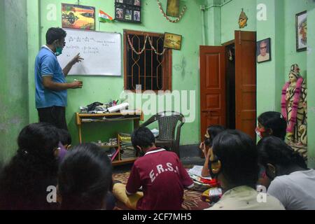 Kolkata, India. 03 settembre 2020. Koustav Kanjilal, insegnante di matematica che ha tenuto la classe di matematica nel suo centro di insegnamento durante la fase di sblocco 4.0 a Kolkata. Per la pandemia di Covid-19, le scuole sono chiuse, ma gli studenti che fanno lezioni online, prendendo lezioni private e mantenendo tutte le norme di sicurezza. (Foto di Sudipta Das/Pacific Press) Credit: Pacific Press Media Production Corp./Alamy Live News Foto Stock