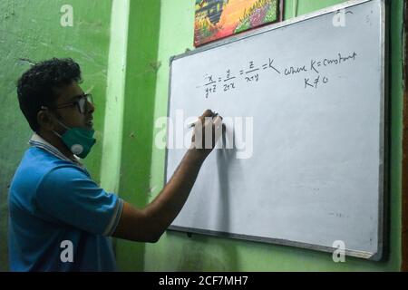 Kolkata, India. 03 settembre 2020. Koustav Kanjilal, insegnante di matematica che ha tenuto la classe di matematica nel suo centro di insegnamento durante la fase di sblocco 4.0 a Kolkata. Per la pandemia di Covid-19, le scuole sono chiuse, ma gli studenti che fanno lezioni online, prendendo lezioni private e mantenendo tutte le norme di sicurezza. (Foto di Sudipta Das/Pacific Press) Credit: Pacific Press Media Production Corp./Alamy Live News Foto Stock