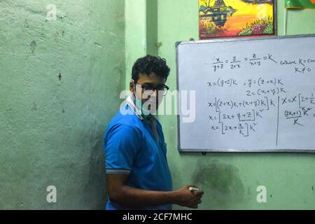 Kolkata, India. 03 settembre 2020. Koustav Kanjilal, insegnante di matematica che ha tenuto la classe di matematica nel suo centro di insegnamento durante la fase di sblocco 4.0 a Kolkata. Per la pandemia di Covid-19, le scuole sono chiuse, ma gli studenti che fanno lezioni online, prendendo lezioni private e mantenendo tutte le norme di sicurezza. (Foto di Sudipta Das/Pacific Press) Credit: Pacific Press Media Production Corp./Alamy Live News Foto Stock