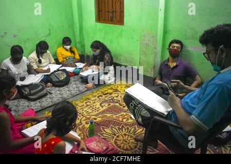 Kolkata, India. 03 settembre 2020. Koustav Kanjilal, insegnante di matematica che ha tenuto la classe di matematica nel suo centro di insegnamento durante la fase di sblocco 4.0 a Kolkata. Per la pandemia di Covid-19, le scuole sono chiuse, ma gli studenti che fanno lezioni online, prendendo lezioni private e mantenendo tutte le norme di sicurezza. (Foto di Sudipta Das/Pacific Press) Credit: Pacific Press Media Production Corp./Alamy Live News Foto Stock